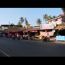 Die Haupteinkaufsstraße von Cansaulim